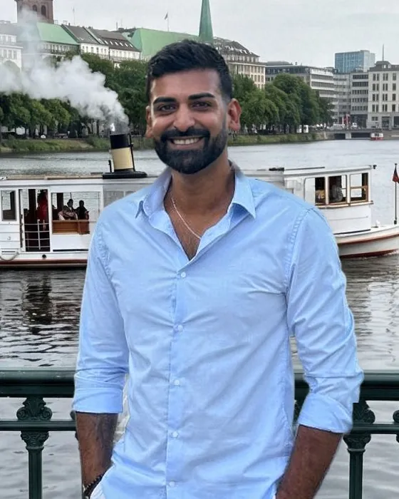 Akash Nagpal at the Inner Alster, with the Alster steamboat St. Georg behind him