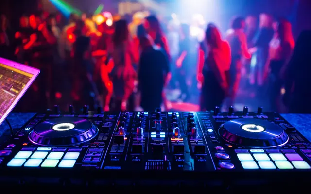 DJ-Pult mit Partylicht im Club