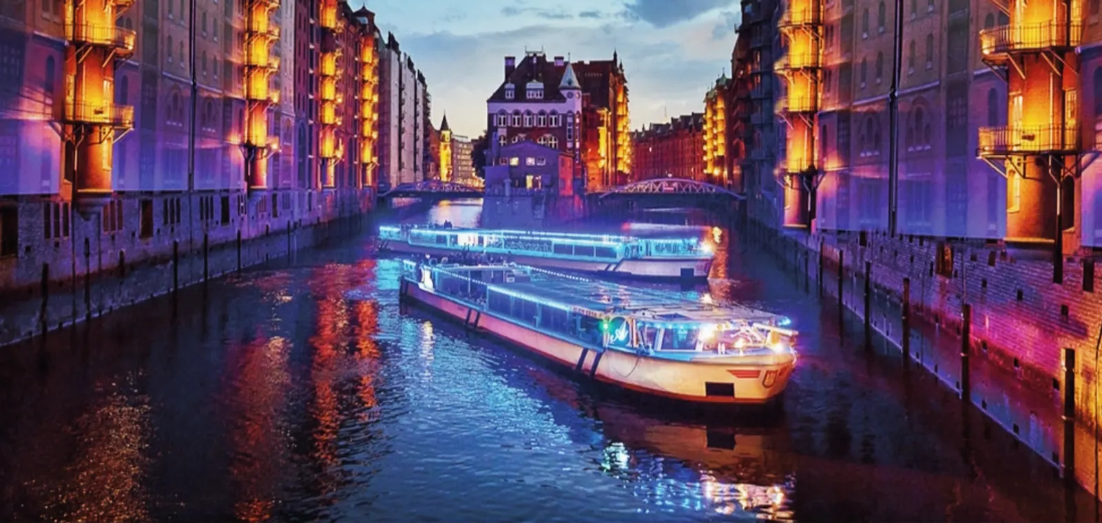 Abendliche Lichterfahrt durch die Speicherstadt Hamburgs