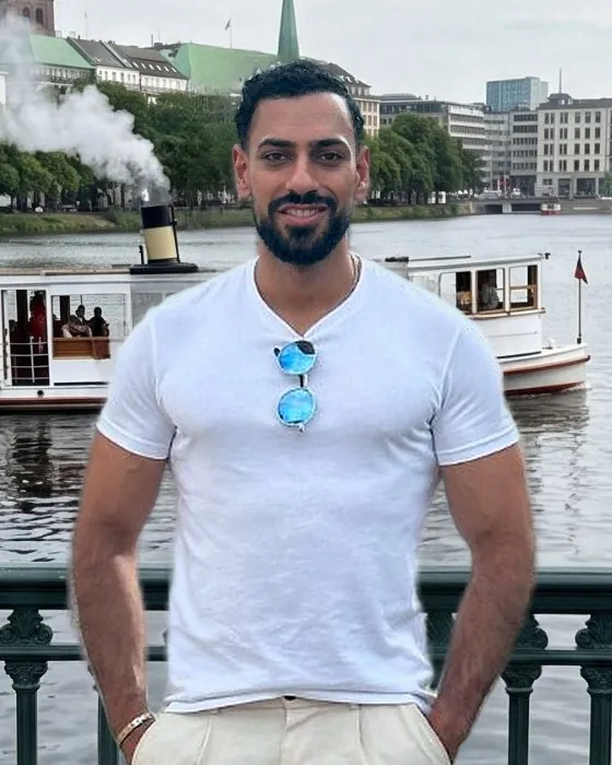 Nikhil Dingra at the Inner Alster, with the Alster steamboat St. Georg behind him